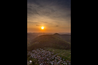 Sonnenuntergang über der Landschaft des Pfälzerwalds in Klingenmünster im Bundesland Rheinland-Pfalz, Deutschland