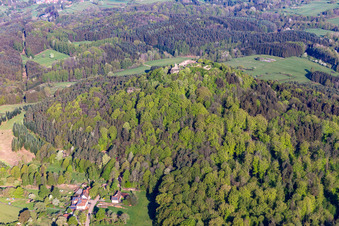 Burgruine Lindelbrunn über dem Cramerhaus in Vorderweidenthal im Bundesland Rheinland-Pfalz, Deutschland