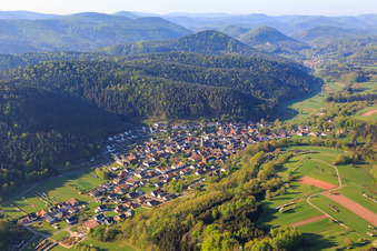 Dorfansicht im Pfälzer Wald aus Nordosten in Vorderweidenthal im Bundesland Rheinland-Pfalz, Deutschland