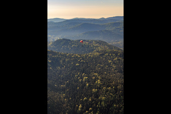 Paraglider im Pfälzerwald in Vorderweidenthal im Bundesland Rheinland-Pfalz, Deutschland