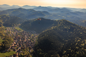 Paraglider über dem Dorf in Vorderweidenthal im Bundesland Rheinland-Pfalz, Deutschland
