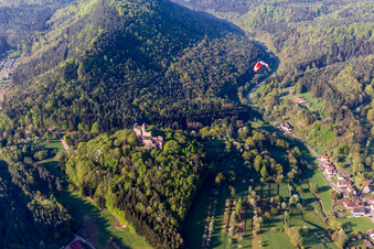 Burganlage der Burg Berwartstein mit Paragleiter in Erlenbach bei Dahn im Bundesland Rheinland-Pfalz, Deutschland