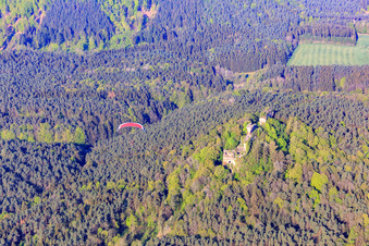 Burgruine Drachenfels mit rotem Gleitschirm in Busenberg im Bundesland Rheinland-Pfalz, Deutschland