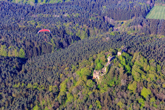 Luftbild von Burgruine Drachenfels mit rotem Gleitschirm in Busenberg im Bundesland Rheinland-Pfalz, Deutschland