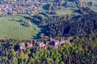Ruine und Mauerreste der ehemaligen Burganlage und Feste Burgruine Altdahn in Dahn im Bundesland Rheinland-Pfalz, Deutschland