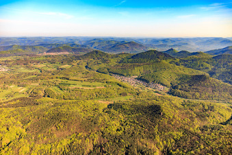 Dof im Kaiserbachtal aus Südwesten in Waldrohrbach im Bundesland Rheinland-Pfalz, Deutschland