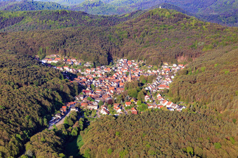 Verstecktes Dorf im Pfälzerwald aus Osten in Dörrenbach im Bundesland Rheinland-Pfalz, Deutschland