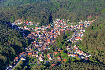 Luftbild von Verstecktes Dorf im Pfälzerwald aus Osten in Dörrenbach im Bundesland Rheinland-Pfalz, Deutschland