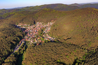 Luftaufnahme von Verstecktes Dorf im Pfälzerwald aus Osten in Dörrenbach im Bundesland Rheinland-Pfalz, Deutschland