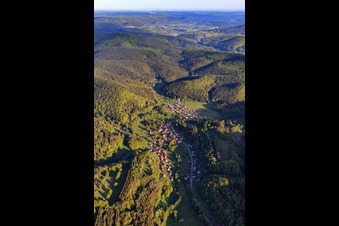 Dorf im Wieslautertal aus Osten in Bobenthal im Bundesland Rheinland-Pfalz, Deutschland