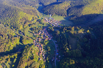 Luftbild von Dorf im Wieslautertal aus Osten in Bobenthal im Bundesland Rheinland-Pfalz, Deutschland