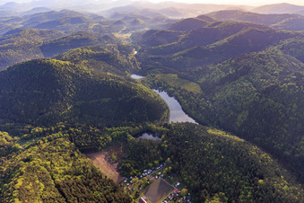 Luftaufnahme von Seehof-Weiher / Portzbach mit Kiosk in Erlenbach bei Dahn im Bundesland Rheinland-Pfalz, Deutschland