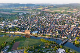 Ortschaft an den Fluss- Uferbereichen der Weser in Holzminden im Bundesland Niedersachsen, Deutschland