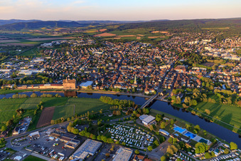 Stadtansicht an der Weser im Vordergrund Mobilcamping Holzminden im Bundesland Niedersachsen, Deutschland