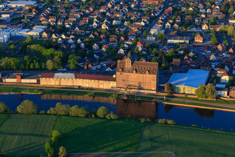 Luftbild von Stadtansicht aus Westen mit Speicherhaus am Weserufer der R.L. Rieke GmbH & Co. KG in Holzminden im Bundesland Niedersachsen, Deutschland