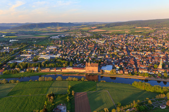 Luftaufnahme von Stadtansicht aus Westen mit Speicherhaus am Weserufer der R.L. Rieke GmbH & Co. KG in Holzminden im Bundesland Niedersachsen, Deutschland