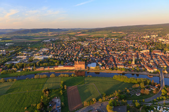 Schrägluftbild von Stadtansicht aus Westen mit Speicherhaus am Weserufer der R.L. Rieke GmbH & Co. KG in Holzminden im Bundesland Niedersachsen, Deutschland