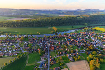 Dorfansicht am Weserufer aus Süden in Heinsen im Bundesland Niedersachsen, Deutschland