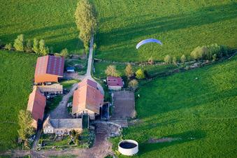 Mertzwiller im Bundesland Bas-Rhin, Frankreich aus der Drohnenperspektive