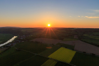 Sonnenuntergang an der Weser in Brevörde im Bundesland Niedersachsen, Deutschland