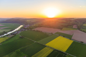 Luftbild von Sonnenuntergang an der Weser in Brevörde im Bundesland Niedersachsen, Deutschland