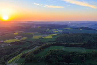 Luftbild von Sonnenuntergang im Weserbergland in Ottenstein im Bundesland Niedersachsen, Deutschland