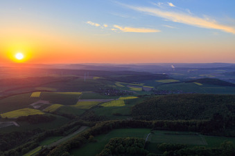 Luftaufnahme von Sonnenuntergang im Weserbergland in Ottenstein im Bundesland Niedersachsen, Deutschland