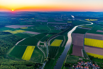 KKW Grohnde aus der Ferne bei Sonnenuntergang in Emmerthal im Bundesland Niedersachsen, Deutschland