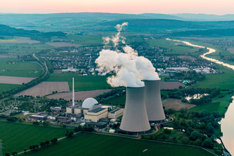 Luftbild von Reaktorblöcke, Kühlturmbauwerke und Anlagen des AKW - KKW Atomkraftwerk - Kernkraftwerk Grohnde an der Weser im Abendrot in Grohnde in Emmerthal im Bundesland Niedersachsen, Deutschland