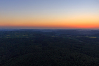 Schrägluftbild von Sonnenuntergang im Weserbergland in Ottenstein im Bundesland Niedersachsen, Deutschland