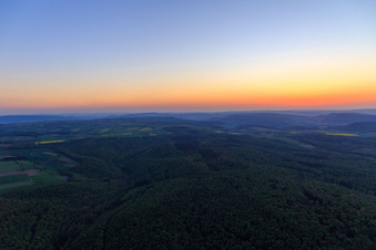 Sonnenuntergang im Weserbergland in Ottenstein im Bundesland Niedersachsen, Deutschland von oben