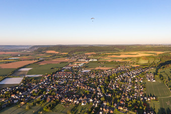 Ortsansicht am Rande von landwirtschaftlichen Feldern und Nutzflächen in Stahle in Höxter im Bundesland Nordrhein-Westfalen, Deutschland