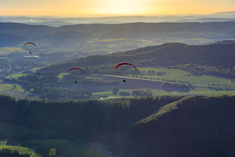Luftbild von Drei Paragleiter am Morgen in Holenberg im Bundesland Niedersachsen, Deutschland