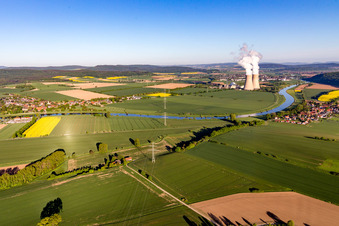Luftaufnahme von Reaktorblöcke, Kühlturmbauwerke und Anlagen des AKW - KKW Atomkraftwerk - Kernkraftwerk Grohnde an der Weser im Abendrot in Grohnde in Emmerthal im Bundesland Niedersachsen, Deutschland