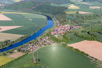 Dorfkern an den Fluß- Uferbereichen der Weser in Brevörde im Bundesland Niedersachsen, Deutschland