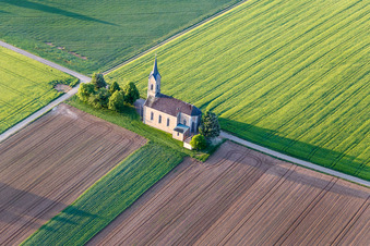 Kirchengebäude der Bischwinder Kapelle "Maria - Hilfe der Christenheit" im Ortsteil Bischwind in Dingolshausen im Bundesland Bayern, Deutschland