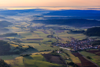 Dorfansicht am Morgen aus Westen im Tal der Rauhe Ebrach im Ortsteil Geusfeld in Rauhenebrach im Bundesland Bayern, Deutschland