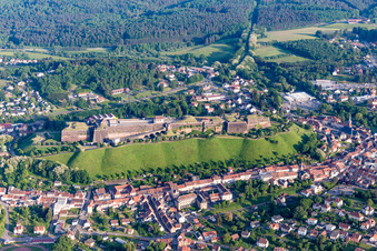 Fragmente der Zitadelle- Festungsanlage Zitadelle von Bitsch in Bitche in Grand Est im Bundesland Moselle, Frankreich