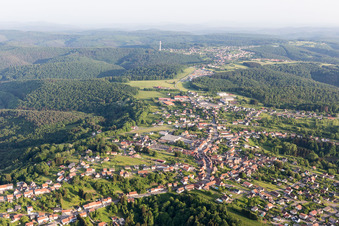 Ortsansicht der Straßen und Häuser der Wohngebiete in Lemberg in Grand Est im Bundesland Moselle, Frankreich