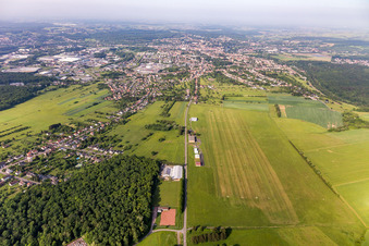 Luftaufnahme von Sarreguemines - Neunkirch, Flugplatz in Frauenberg im Bundesland Moselle, Frankreich