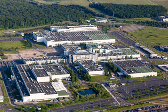 Luftaufnahme von Industrie- und Gewerbegebiet mit Toussaint Sarl und Renz Sàrl in Woustviller in Grand Est im Bundesland Moselle, Frankreich