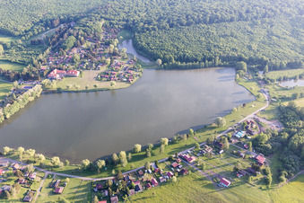 Luftbild von Hambach, Étang avec Camping im Bundesland Moselle, Frankreich