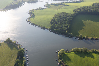 Schrägluftbild von Puttelange-aux-Laxs, étange biscornu in Grundviller im Bundesland Moselle, Frankreich