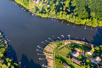 Waldgebiete am Ufer des See Ètang de Hirbach mit Anglerstegen in Holving im Bundesland Moselle, Frankreich