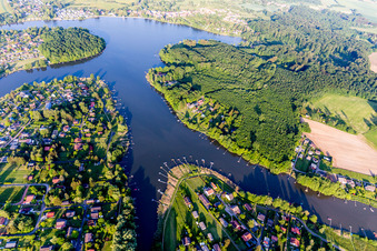 Luftbild von Waldgebiete am Ufer des See Ètang de Hirbach mit Anglerstegen in Holving im Bundesland Moselle, Frankreich