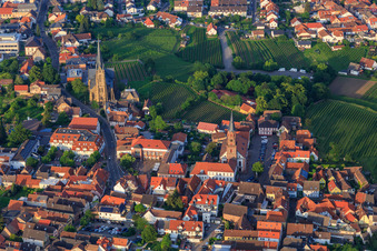 Zwei Kirchen und Weinberge im Ort in Edenkoben im Bundesland Rheinland-Pfalz, Deutschland