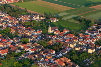 Luftbild von Katholische Pfarrkirche St. Leo der Große im Ortsteil Rödersheim in Rödersheim-Gronau im Bundesland Rheinland-Pfalz, Deutschland