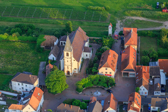 Luftaufnahme von Katholische Pfarrkirche St. Leo der Große im Ortsteil Rödersheim in Rödersheim-Gronau im Bundesland Rheinland-Pfalz, Deutschland