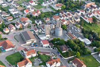 Luftbild von Silos zur Lagerung von Getreide der Deller Mühle in Hochdorf-Assenheim im Bundesland Rheinland-Pfalz, Deutschland