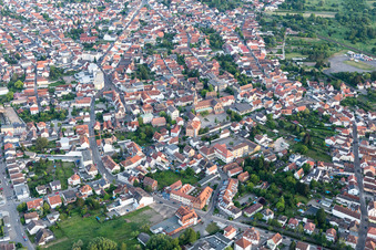 Ortsansicht der Straßen und Häuser der Wohngebiete in Schifferstadt im Bundesland Rheinland-Pfalz, Deutschland